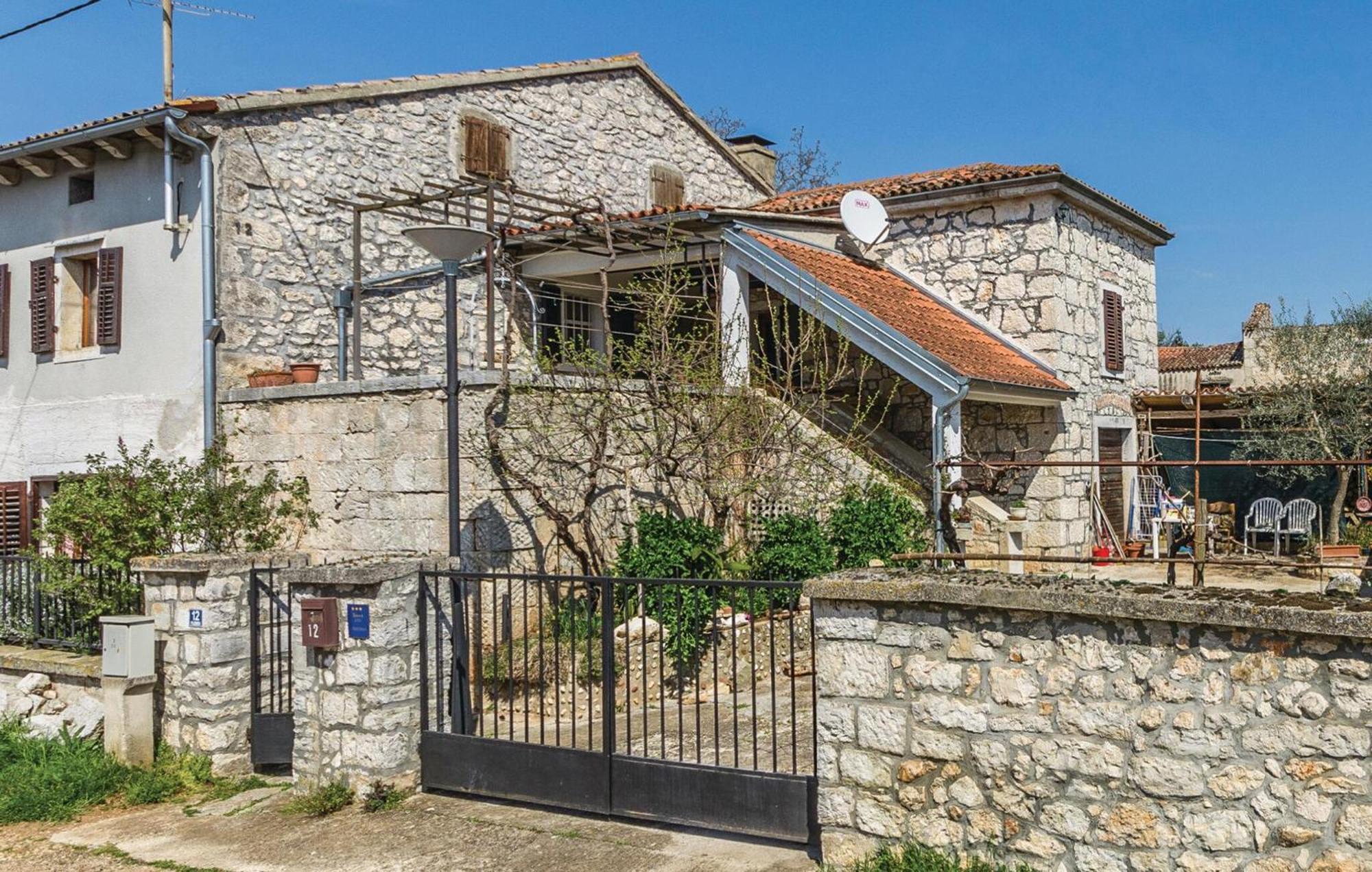 Cozy Apartment In Vrsar With Kitchen Exterior foto